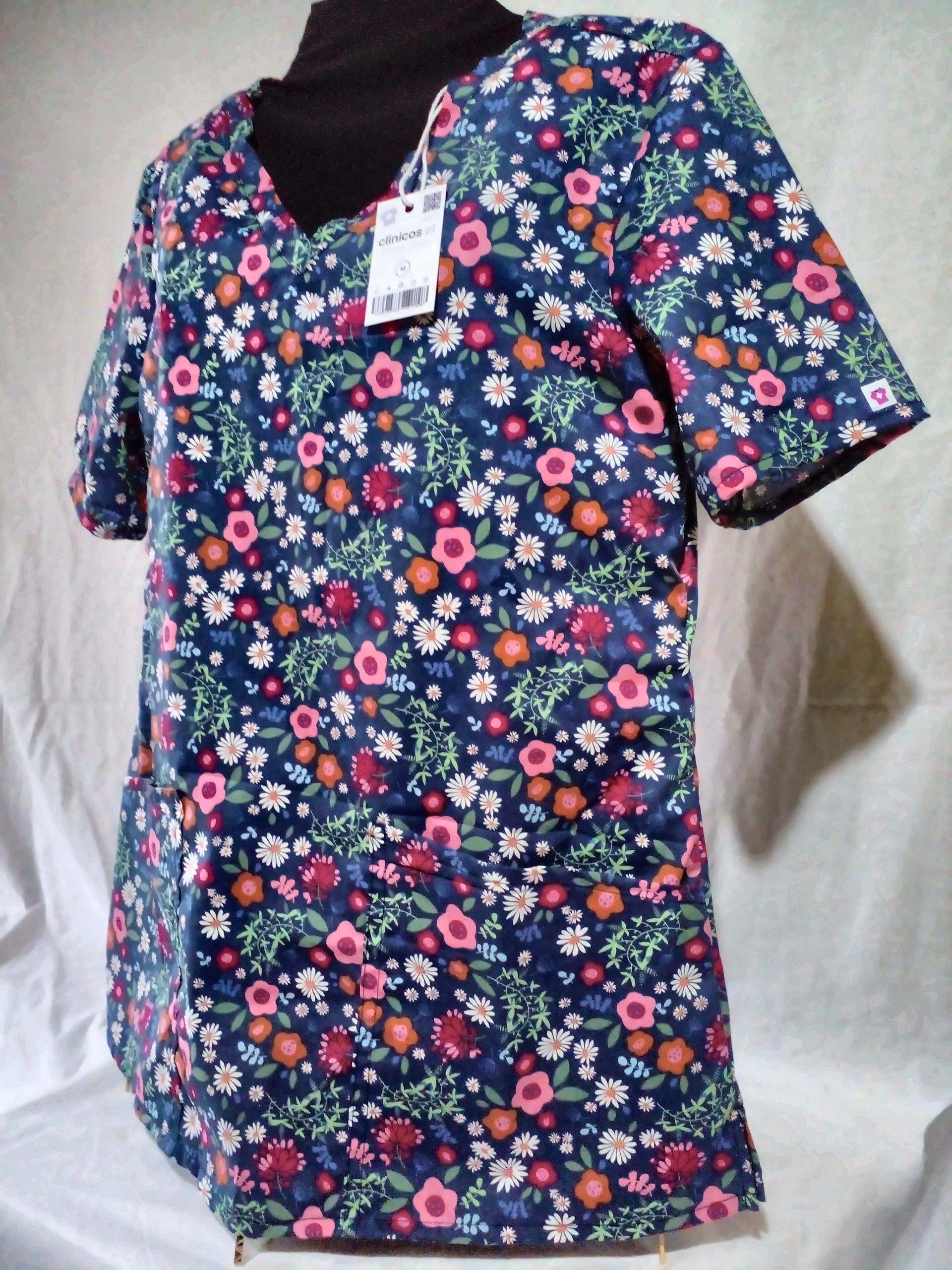 scrub_floral_3_web Estampado clínico Flal de costado